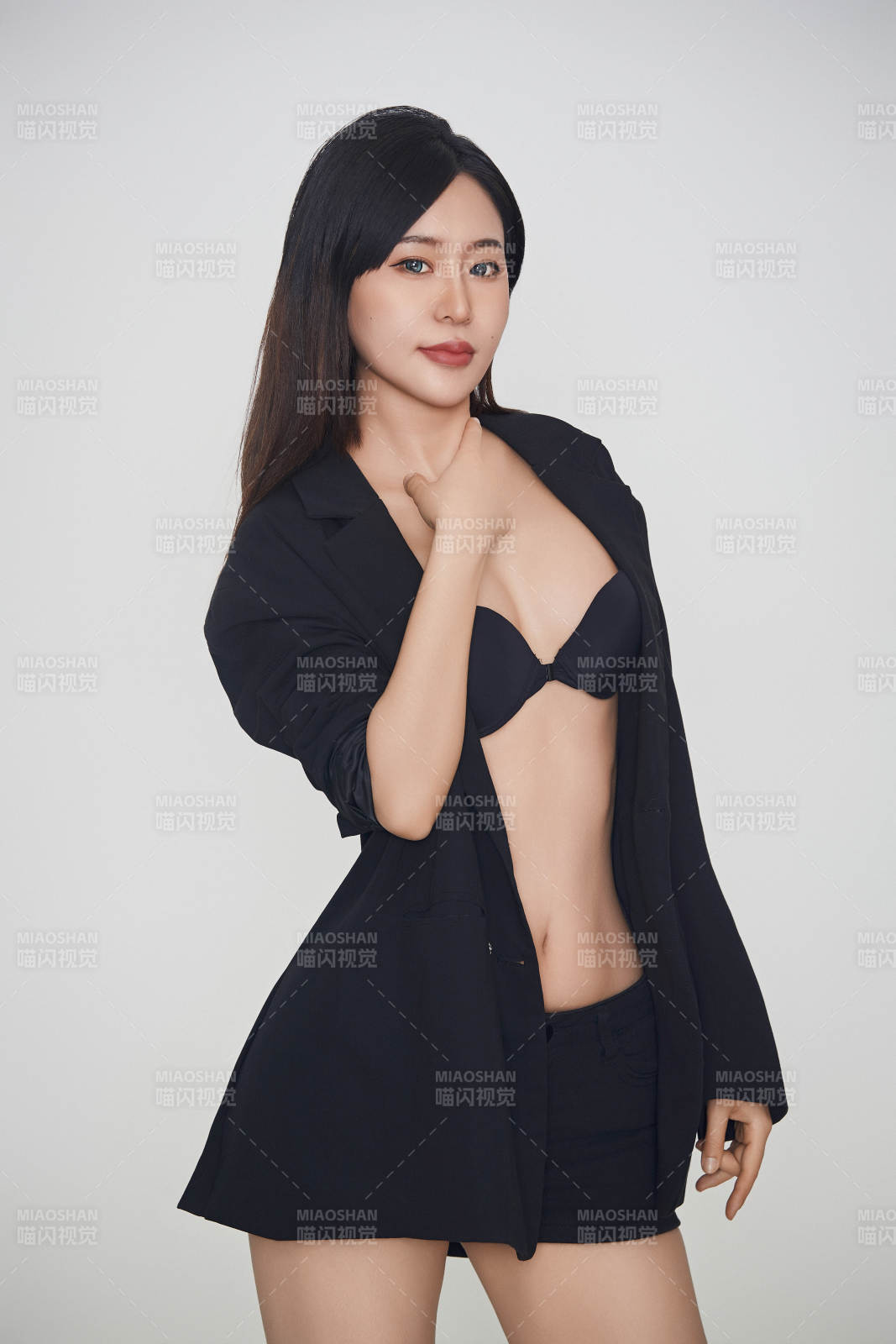 白色背景下的女性现代舞演员图片