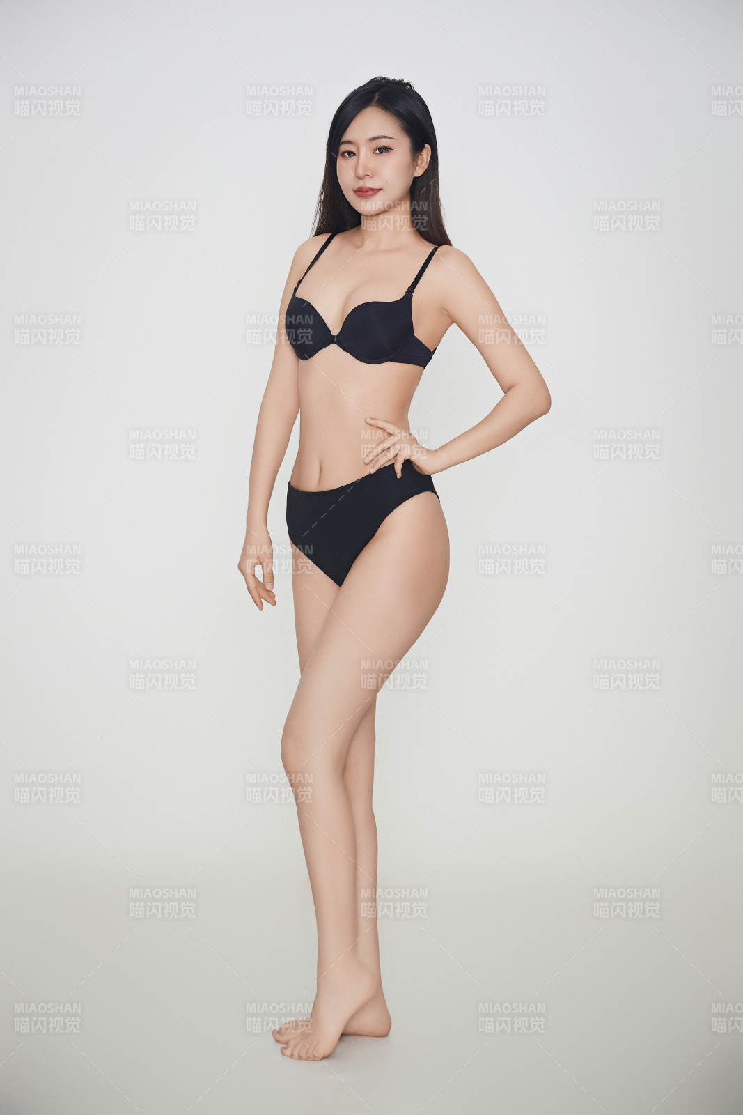 穿着黑色内衣的年轻美丽性感女人图片