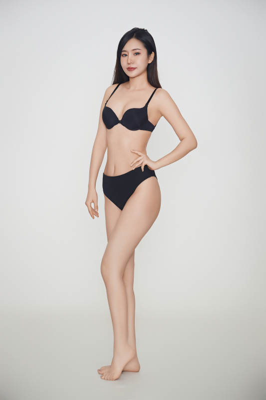 穿着黑色内衣的年轻美丽性感女人图片