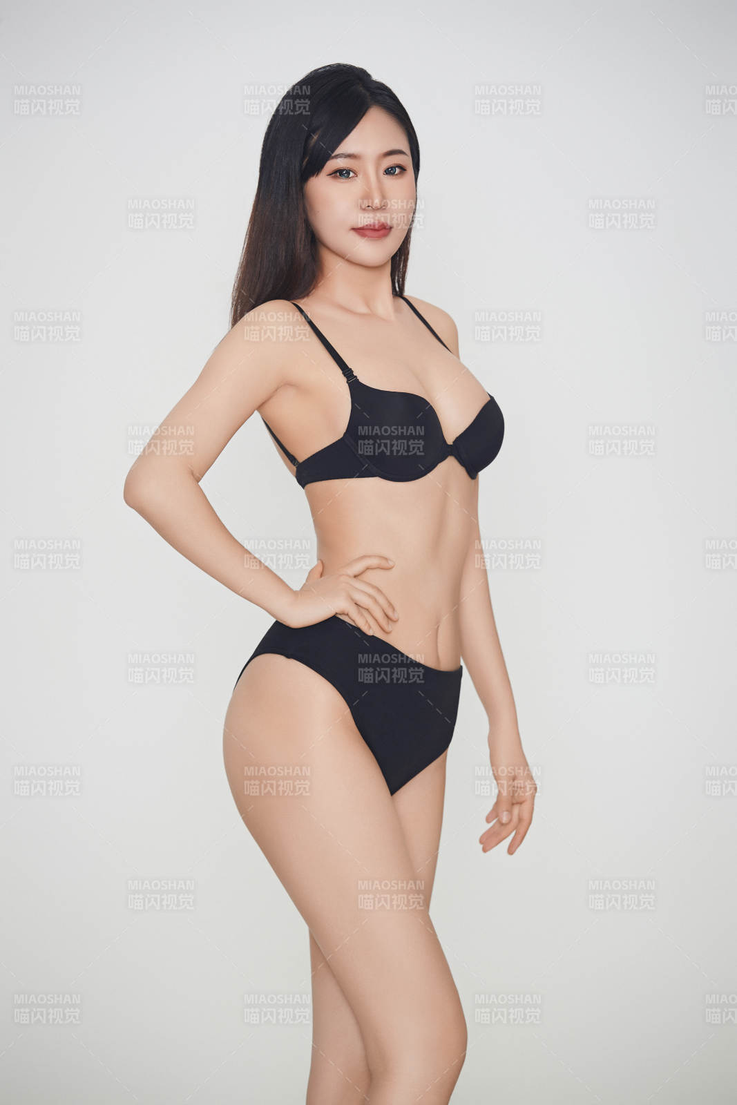 穿着黑色内衣的年轻美丽性感女人图片