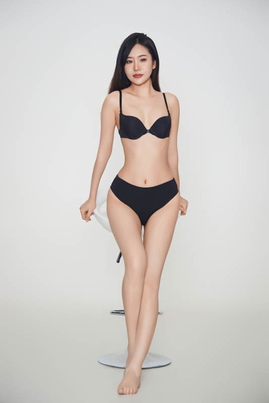 穿着黑色内衣的年轻美丽性感女人图片