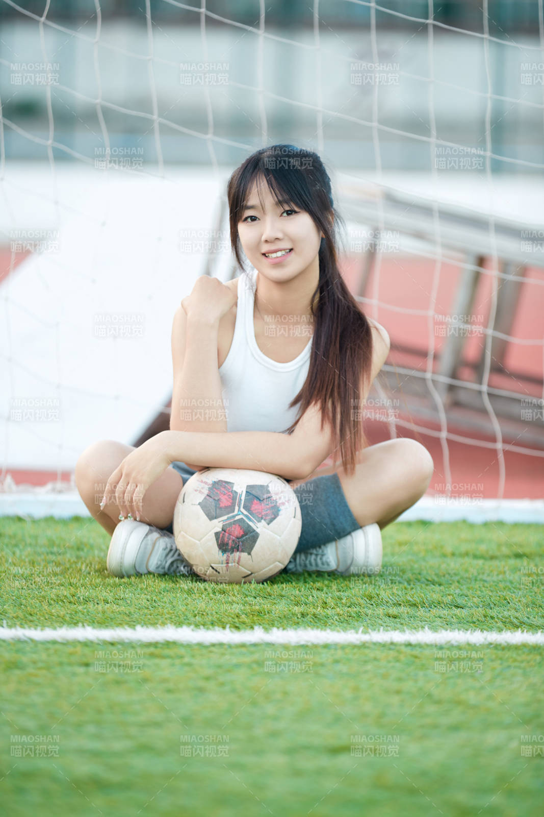 绿茵场上的快乐的足球宝贝图片