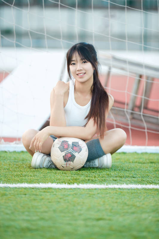 绿茵场上的快乐的足球宝贝图片