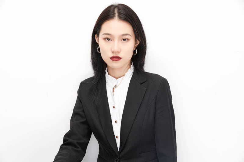 身穿西服拿着文件夹的美丽商务女士图片