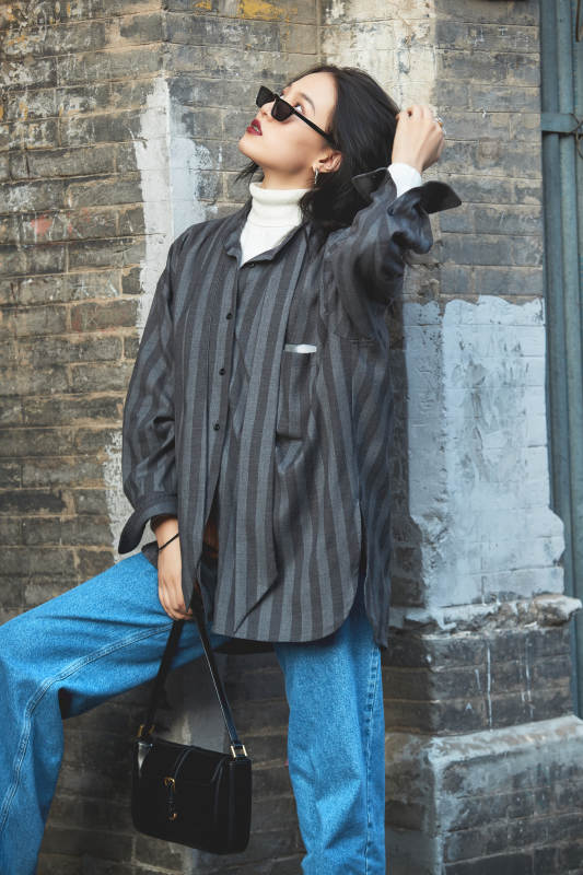 老旧城区里穿着复古港风的美丽清纯少女图片