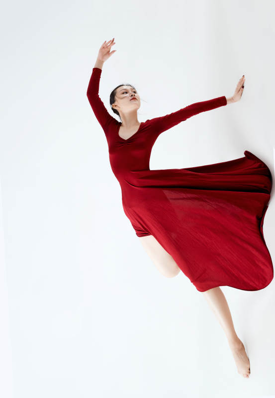 穿着红色长裙翩翩起舞的少女图片