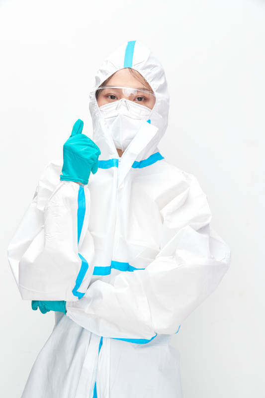 穿白色防护服佩戴护目镜口罩的女性医疗人员图片