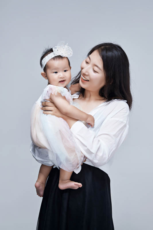 妈妈陪伴宝宝快乐的玩耍图片