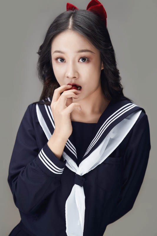 吃水果的亚洲东方长发少女图片