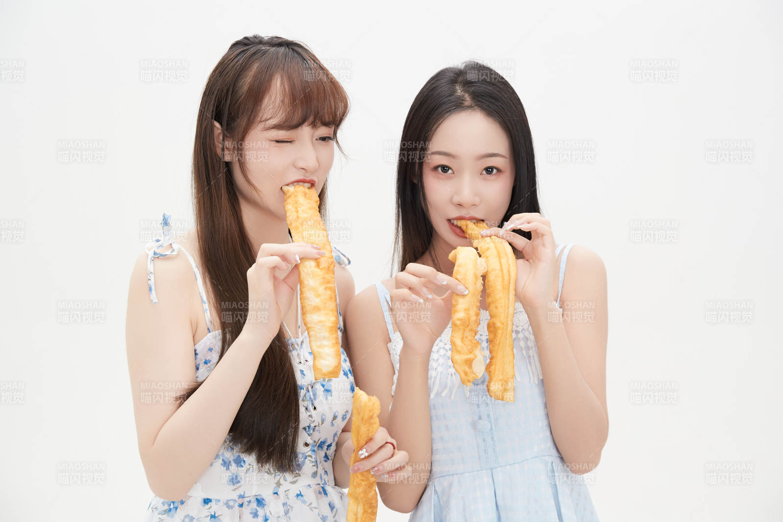 吃油条的亚洲可爱美女闺蜜图片