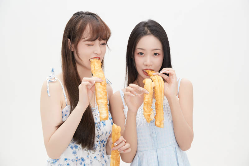 吃油条的亚洲可爱美女闺蜜图片