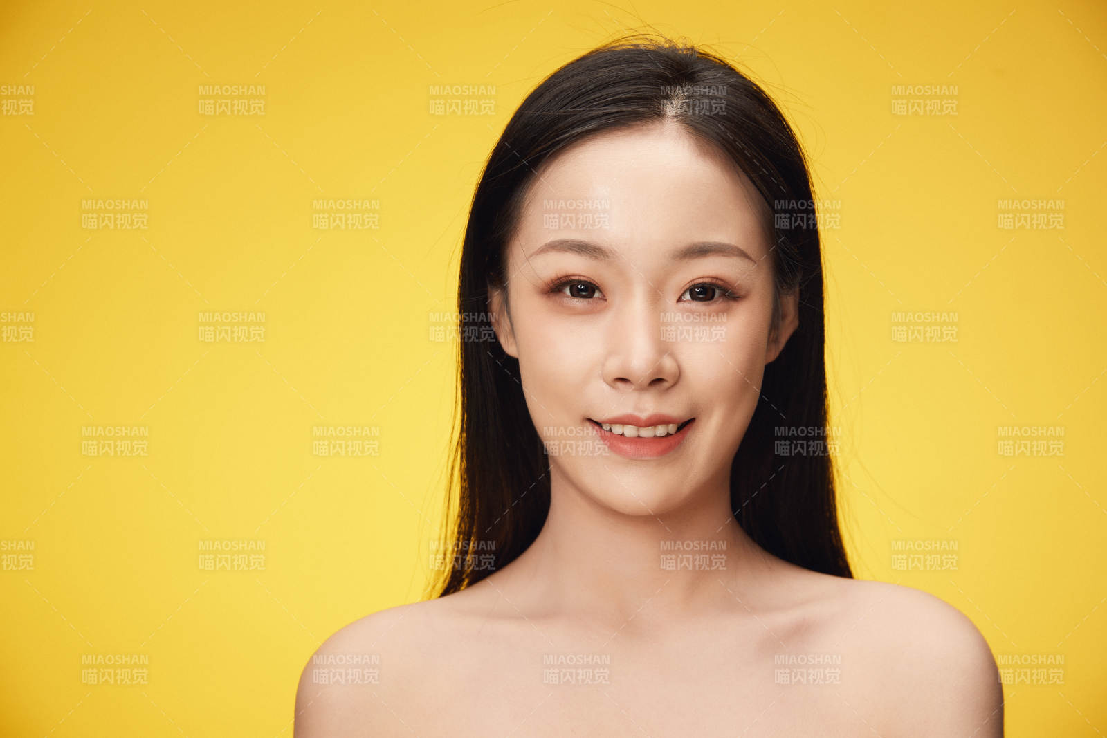 亚洲美女面部特写化妆护肤图片