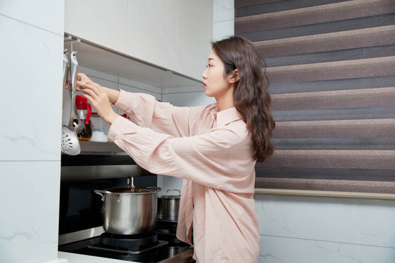 在厨房下厨的年轻亚洲女性图片