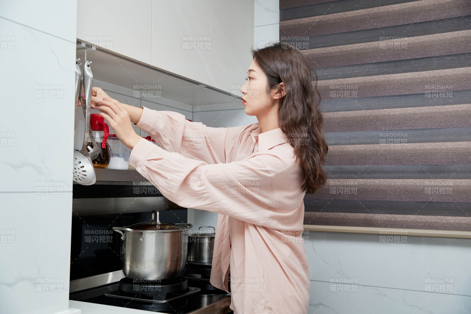 在厨房下厨的年轻亚洲女性图片