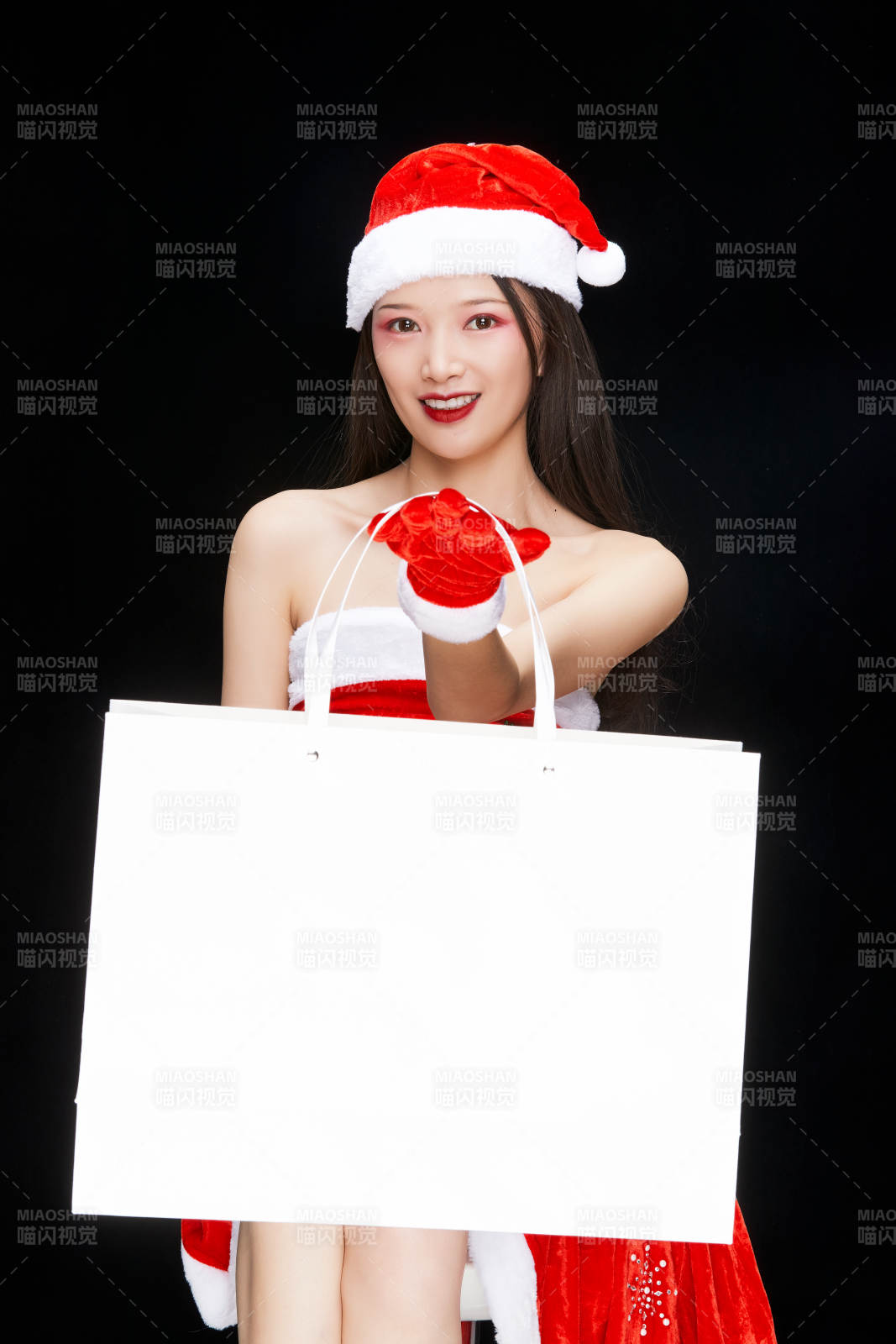 身穿圣诞服饰手提购物袋性感可爱的圣诞女郎图片