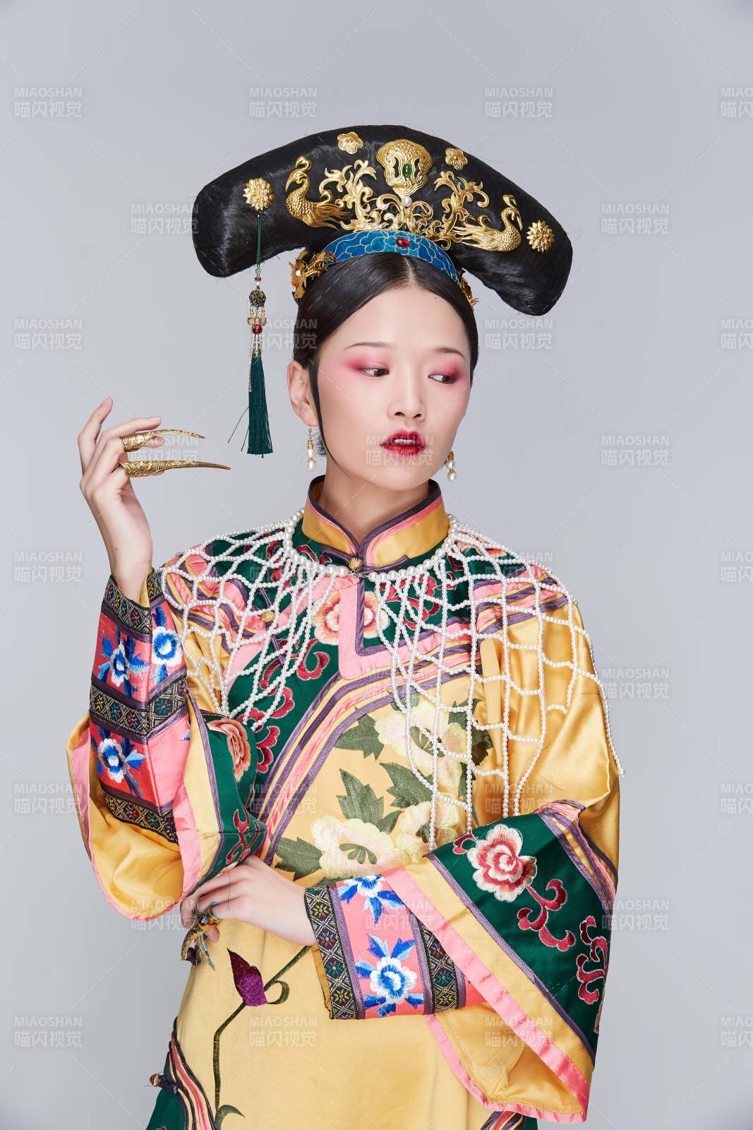 白色背景下的清代女性古装造型清朝古装图片