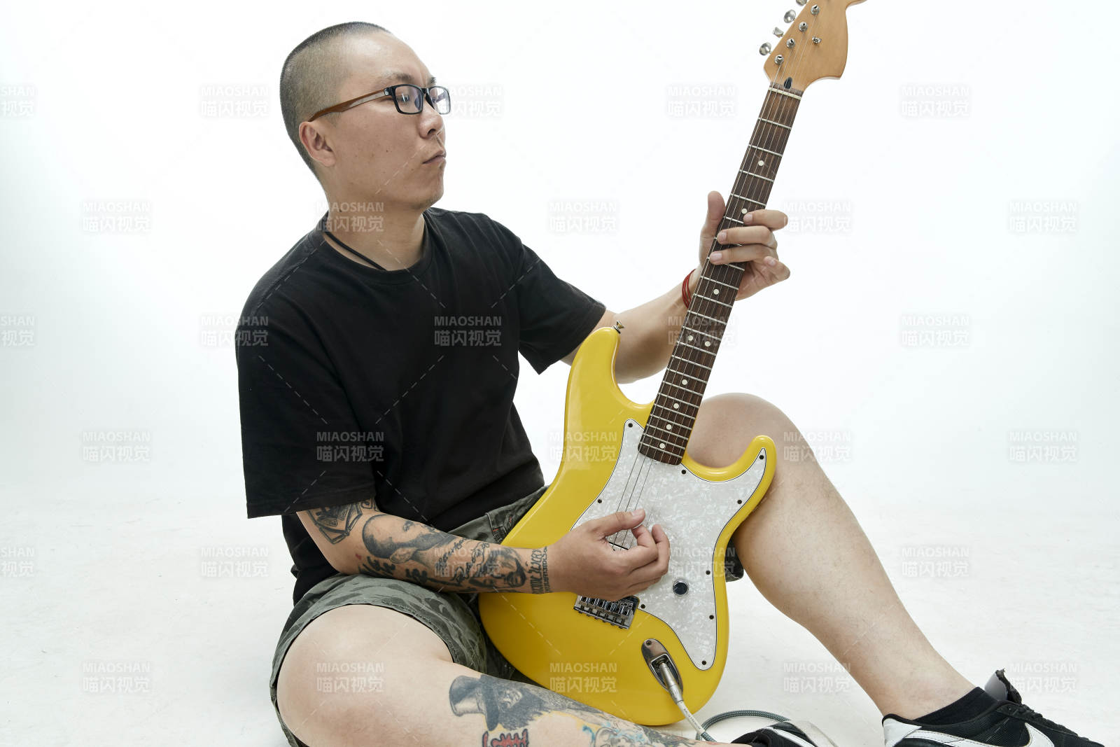 手持电吉他展示演奏的亚洲男性摇滚乐手人像图片