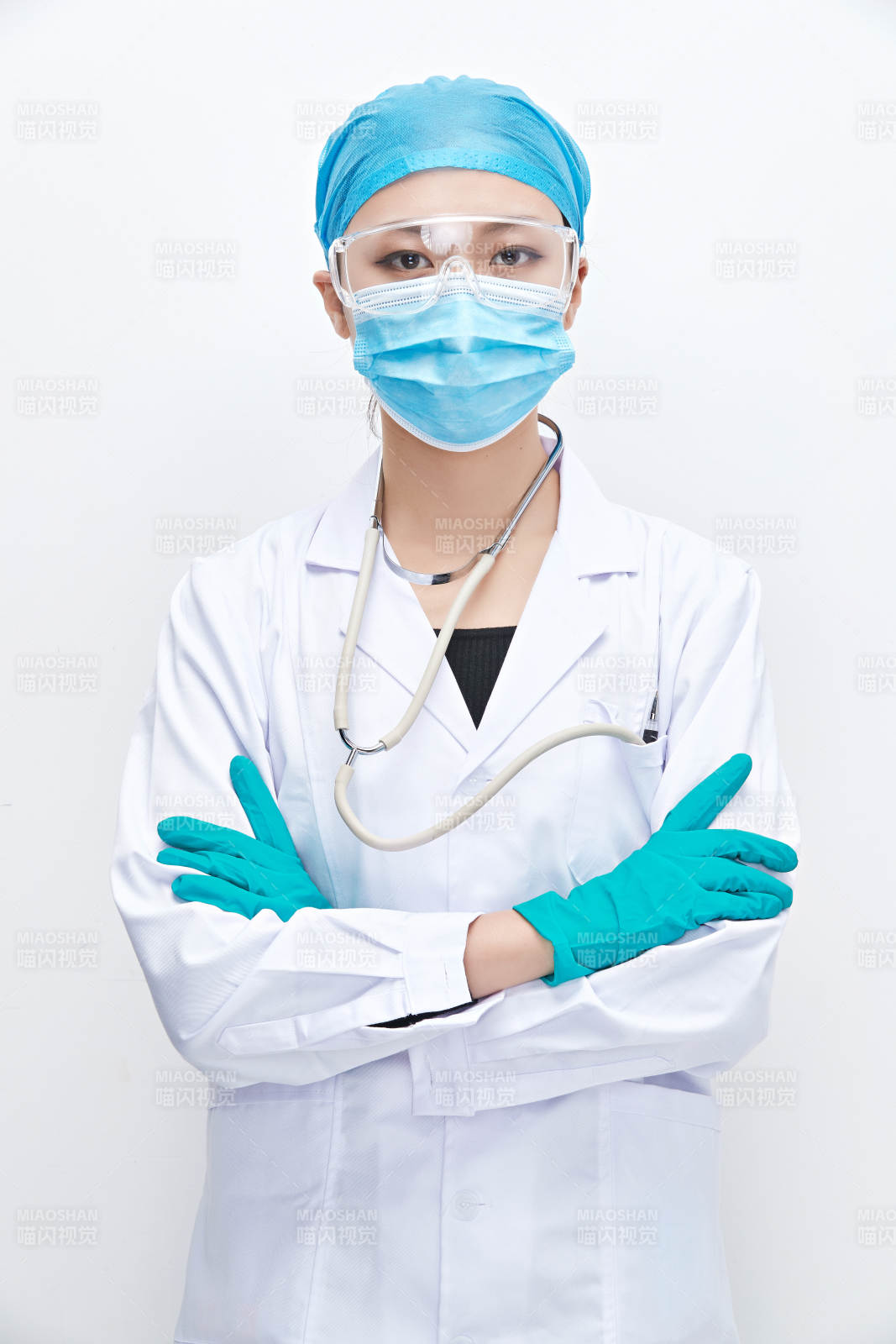 白色背景下的专业医疗人员形象图片