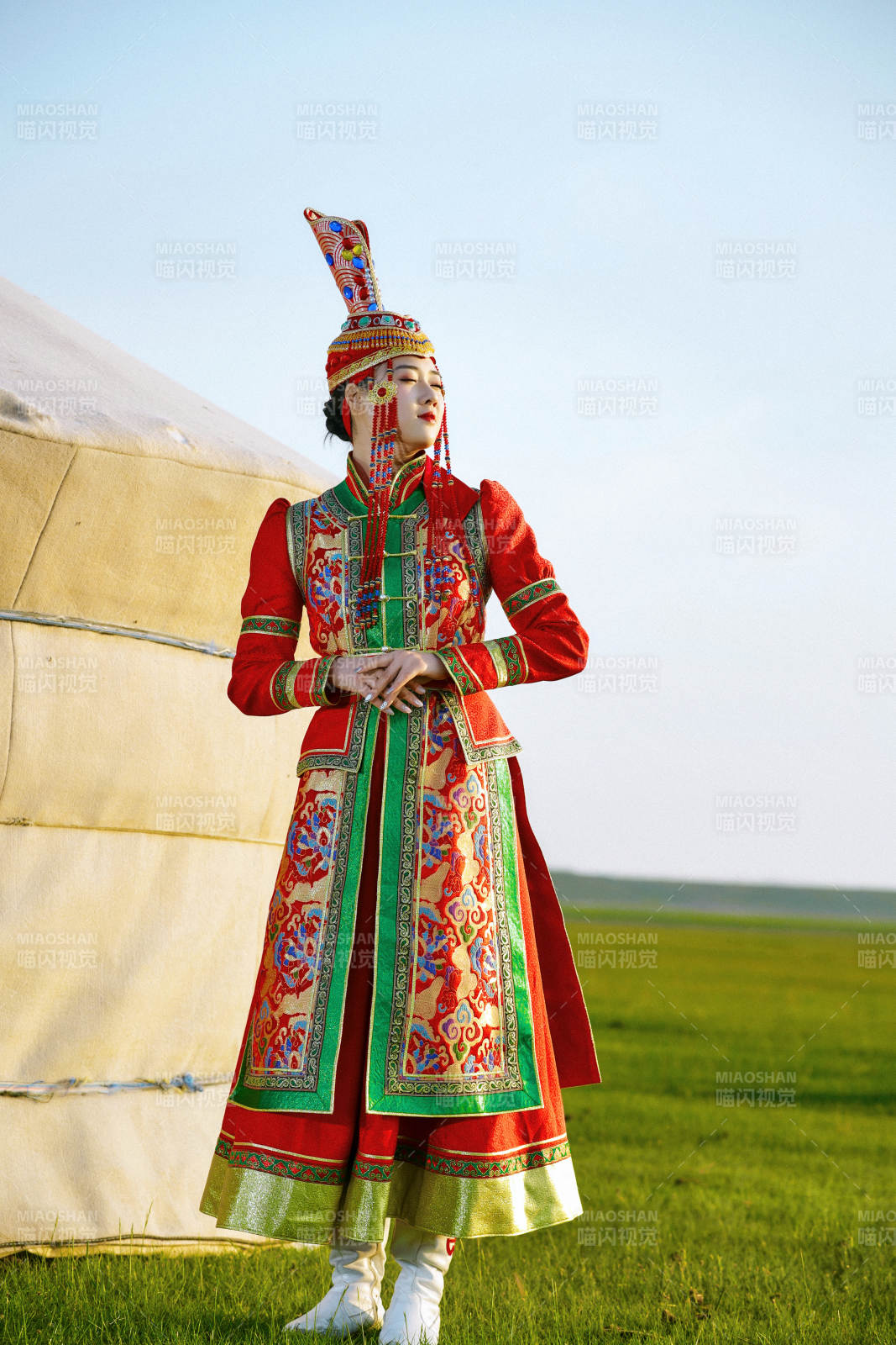 草原上穿着蒙古族传统服饰的亚洲年轻美少女图片