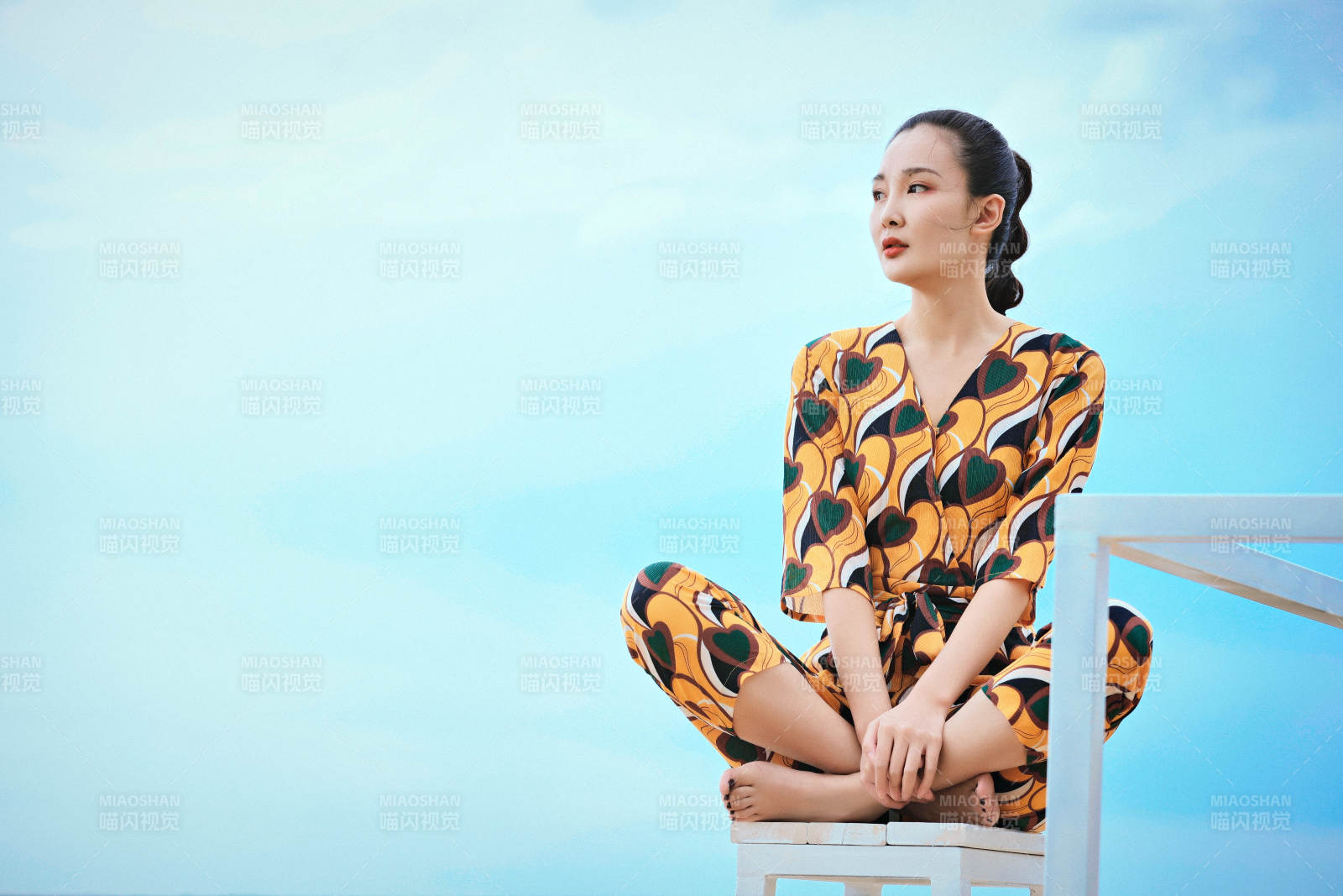 悠闲的坐在美丽湖岸码头的亚洲年轻女性人像图片