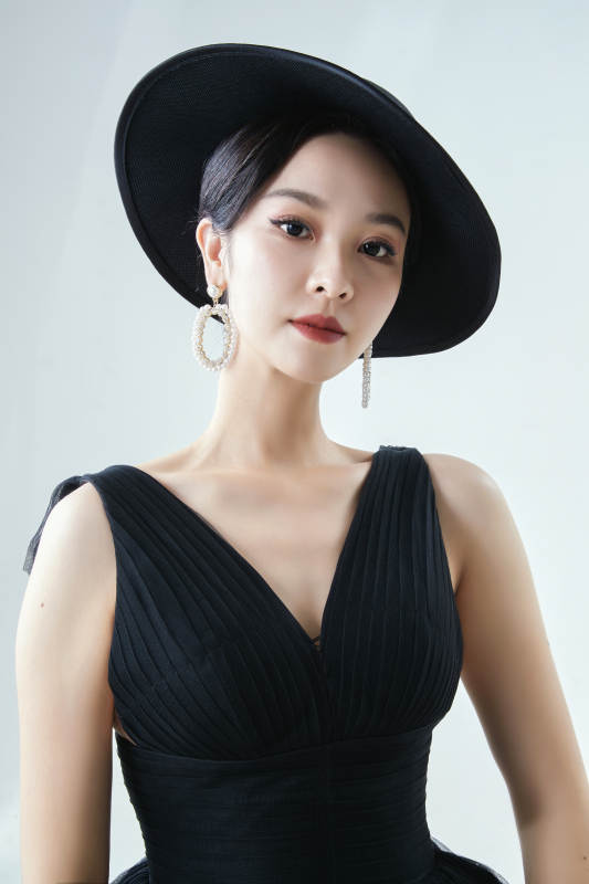 棚拍白色背景下的洁白婚纱新娘美妆图片