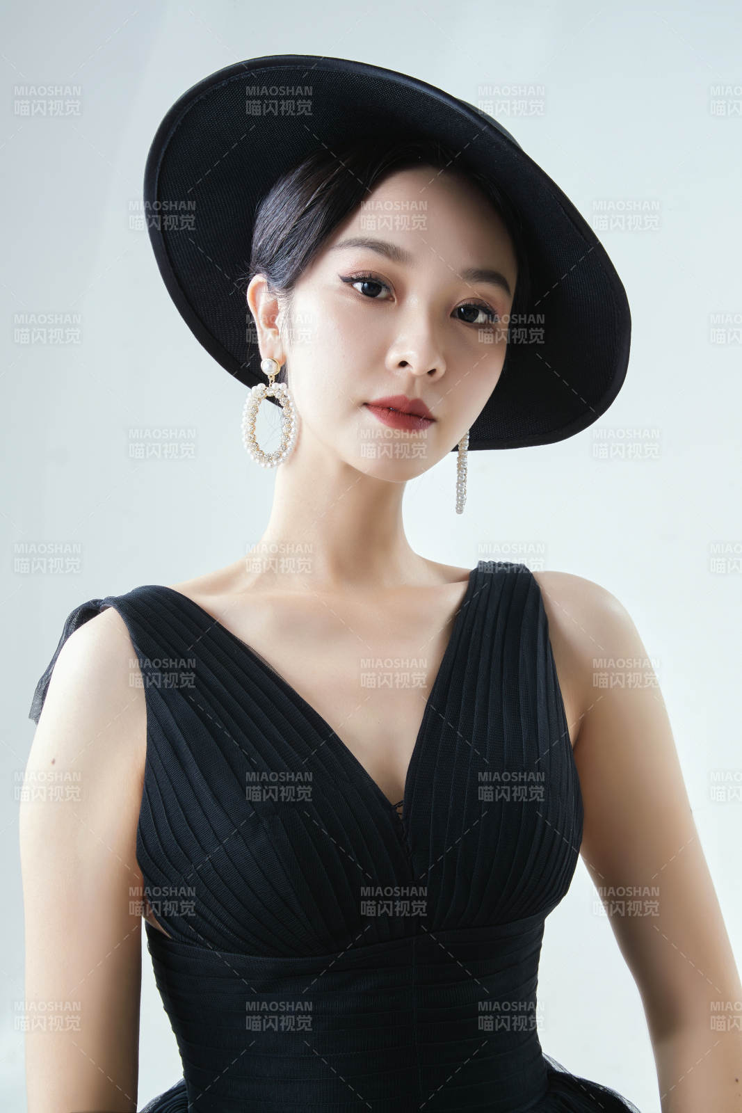 棚拍白色背景下的洁白婚纱新娘美妆图片