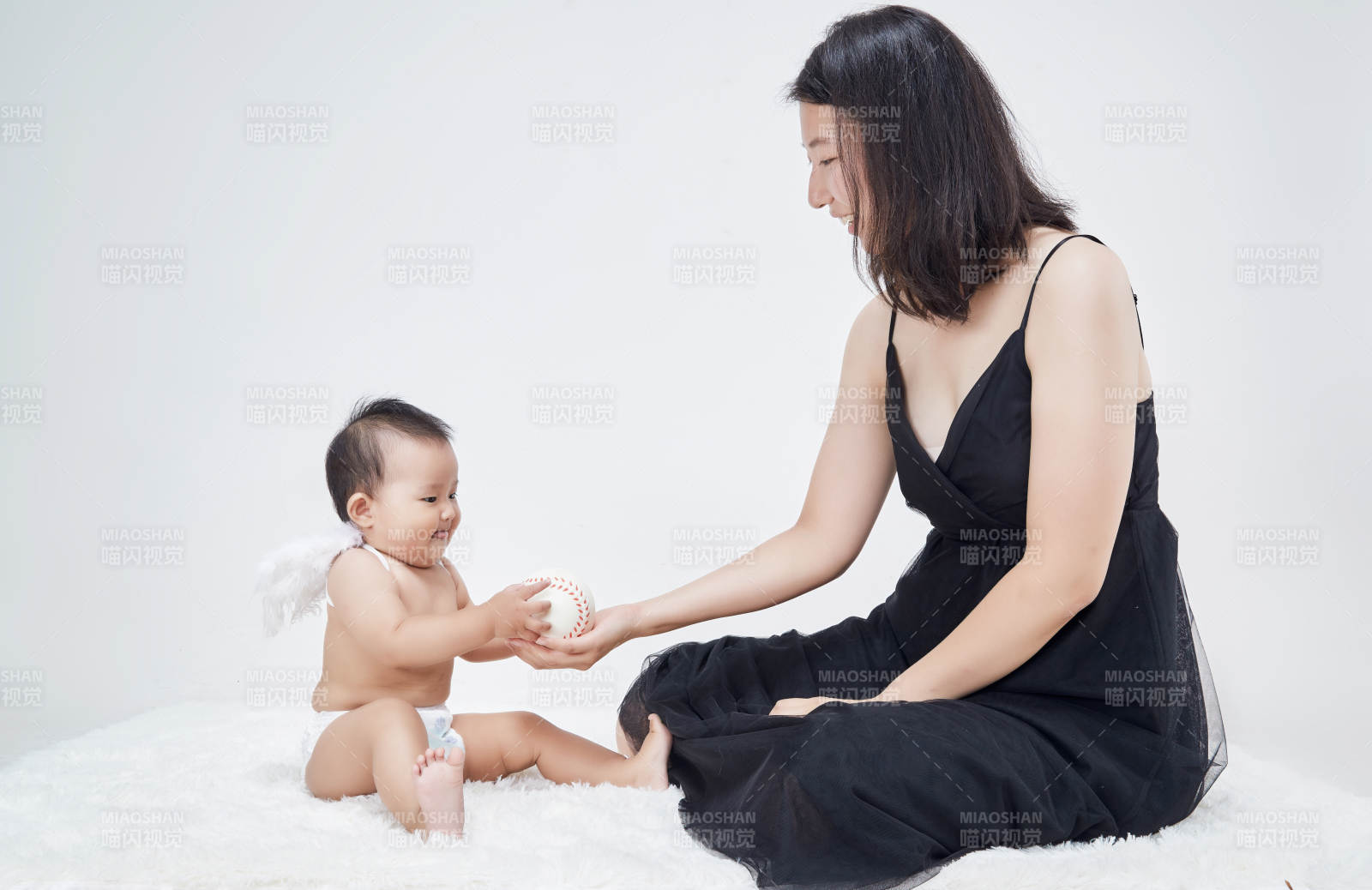 妈妈陪伴宝宝快乐的玩耍图片