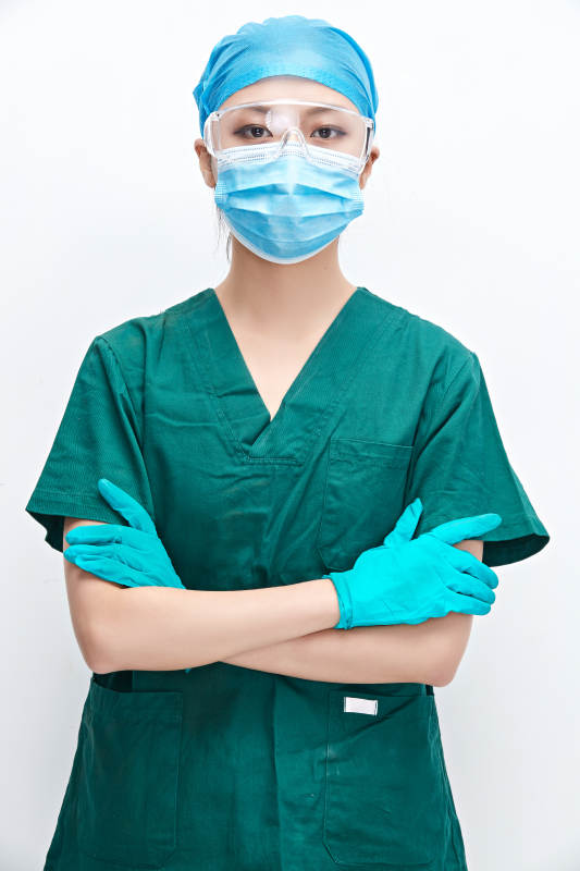 白色背景下的外科手术医疗人员形象图片