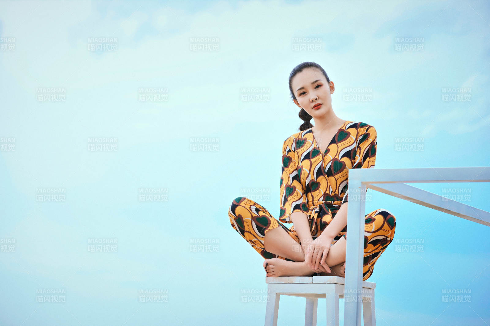 悠闲的坐在美丽湖岸码头的亚洲年轻女性人像图片