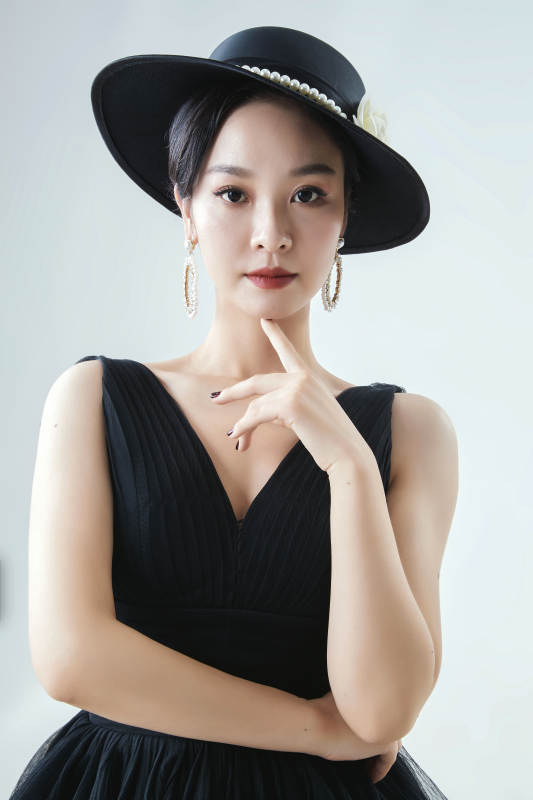 棚拍白色背景下的洁白婚纱新娘美妆图片