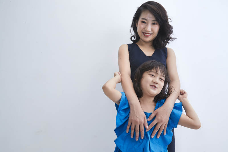 白色背景的美丽妈妈与可爱女儿亲子人像图片