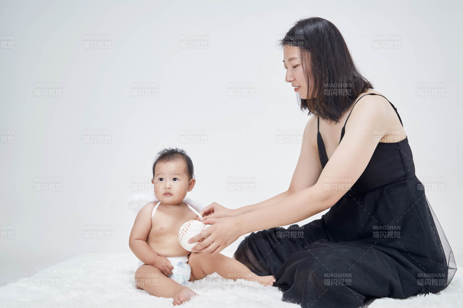 妈妈陪伴宝宝快乐的玩耍图片