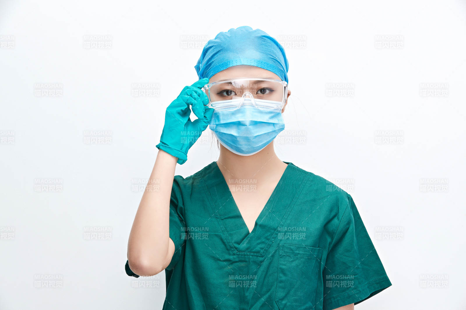 白色背景下的外科手术医疗人员形象图片