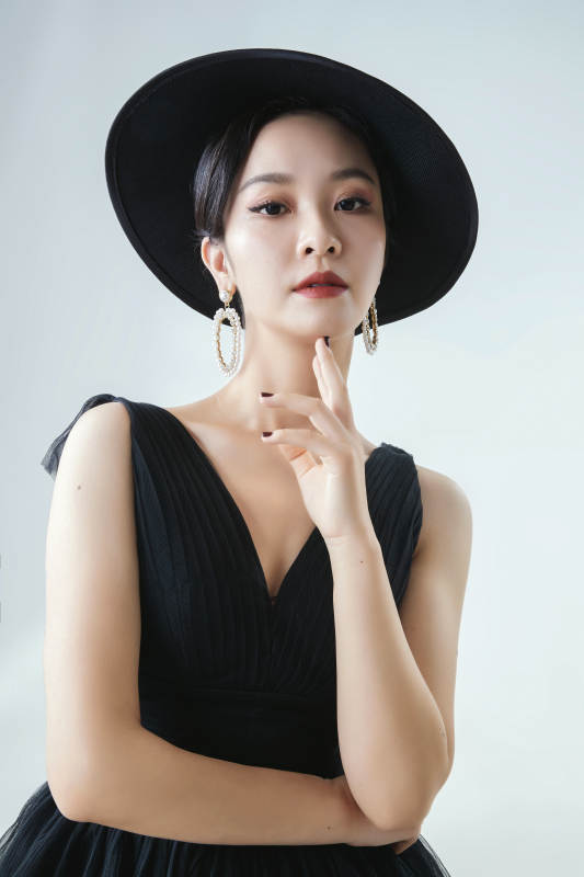 棚拍白色背景下的洁白婚纱新娘美妆图片