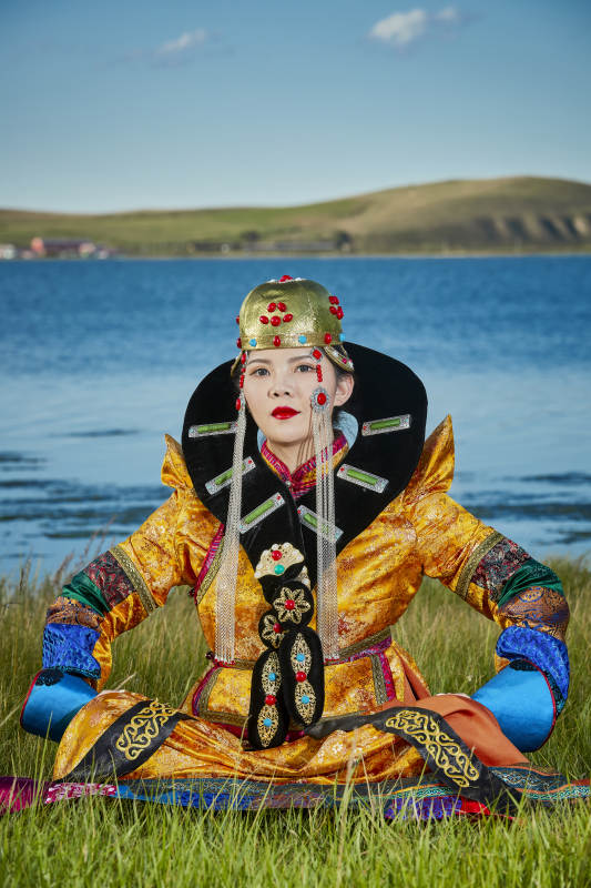 草原上身穿豪华蒙古族服饰的蒙族少女图片