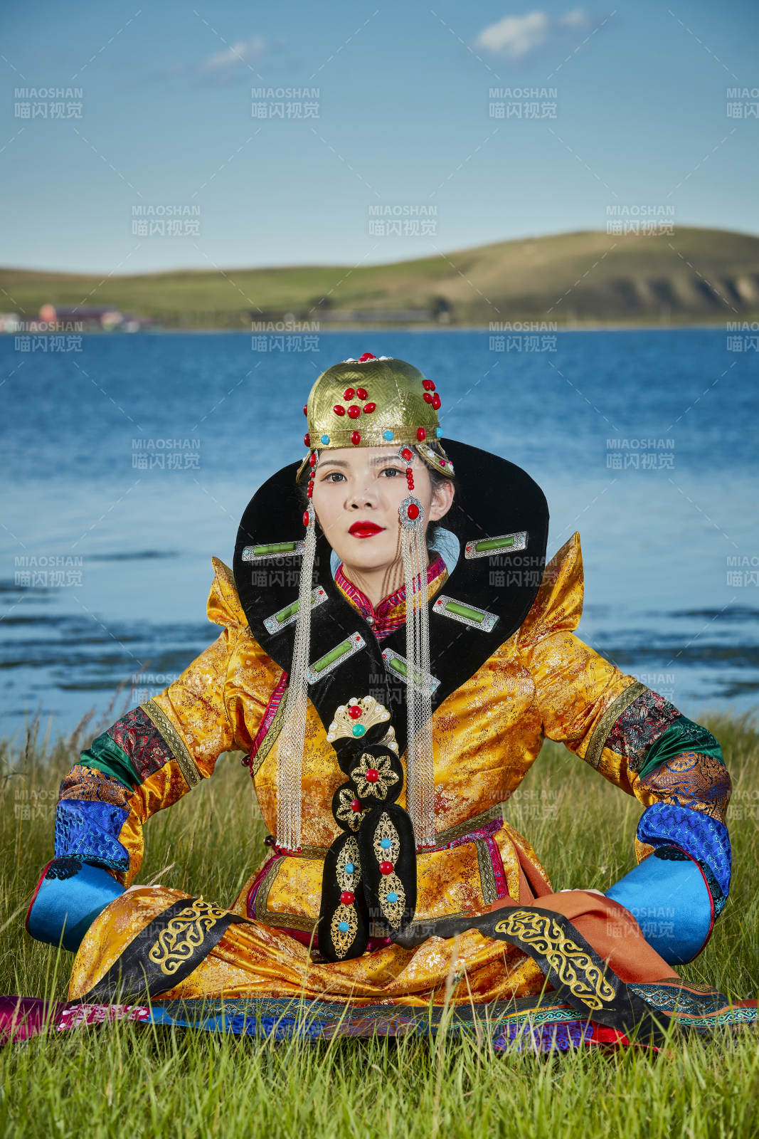 草原上身穿豪华蒙古族服饰的蒙族少女图片