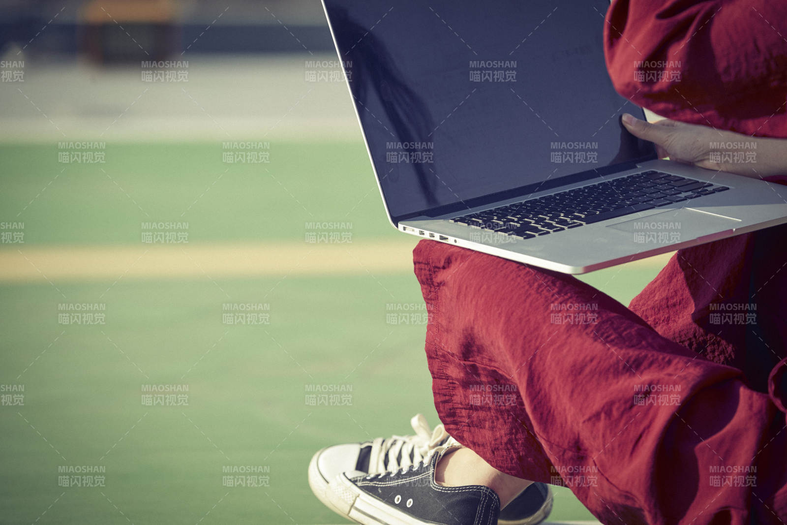 亚洲商务年轻女性在楼顶停机坪使用电脑办公图片