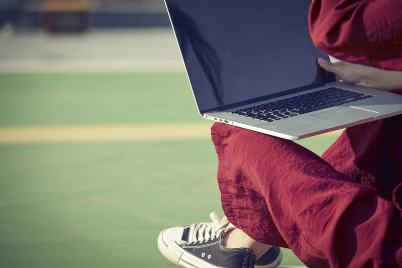 亚洲商务年轻女性在楼顶停机坪使用电脑办公图片