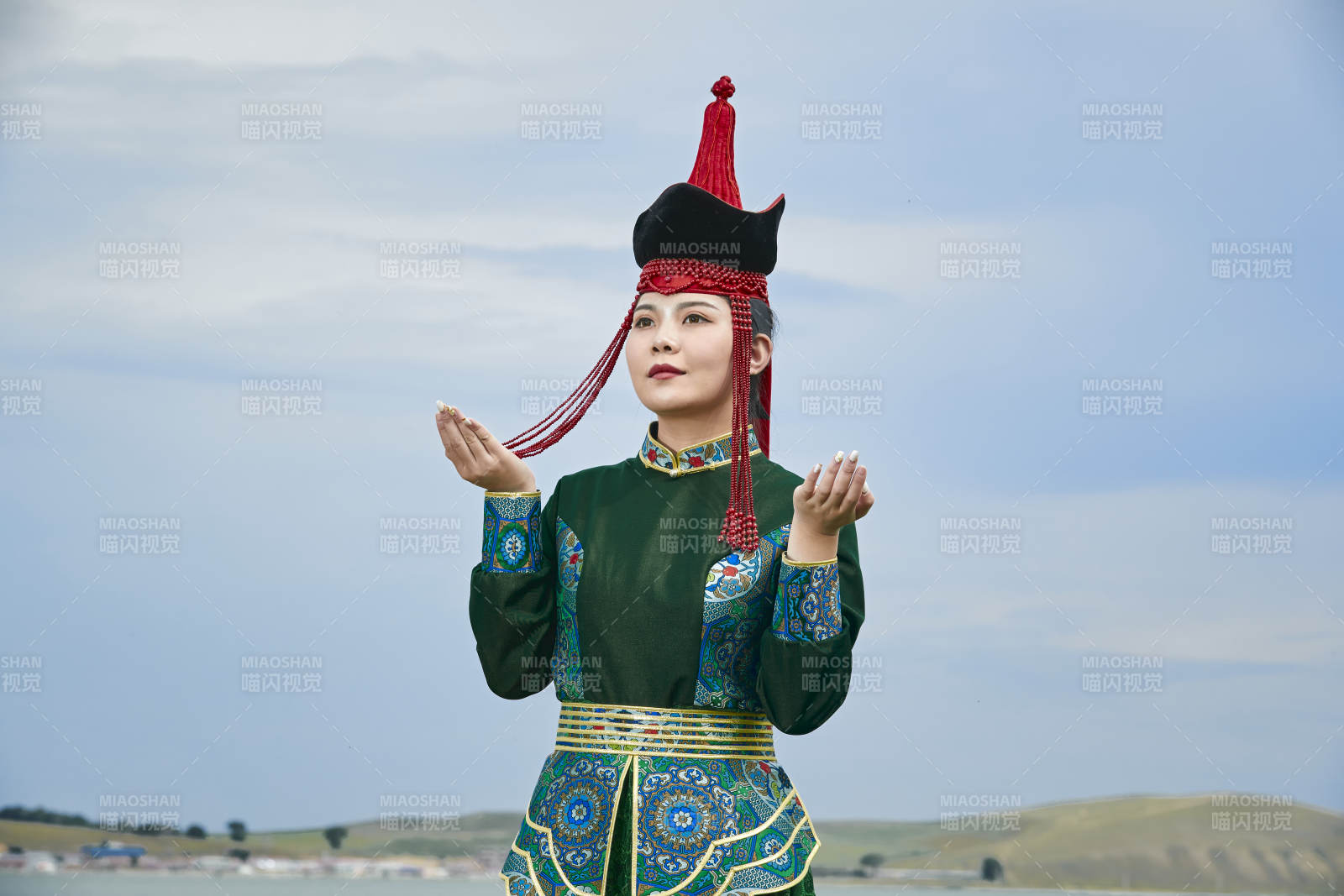 草原上身穿豪华蒙古族服饰的蒙族少女图片