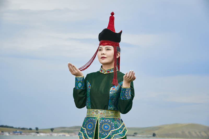 草原上身穿豪华蒙古族服饰的蒙族少女图片