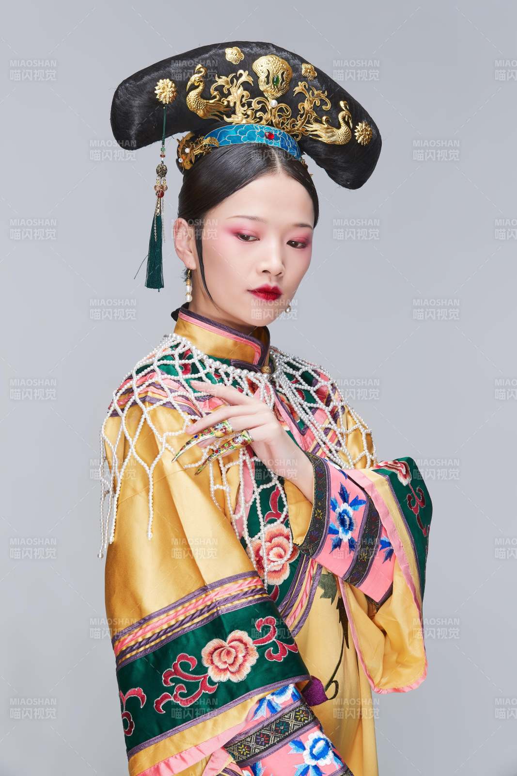 白色背景下的清代女性古装造型清朝古装图片