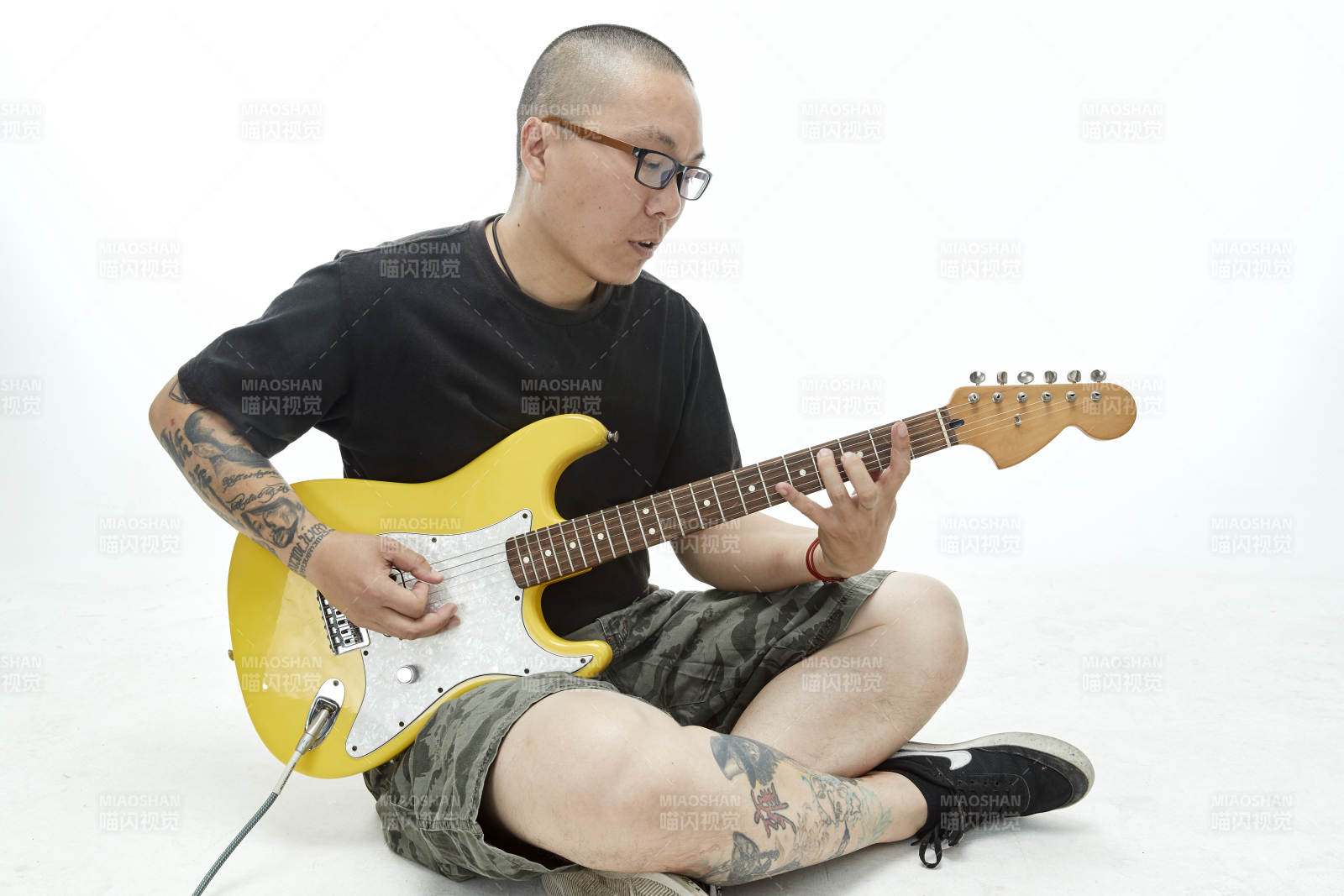 手持电吉他展示演奏的亚洲男性摇滚乐手人像图片