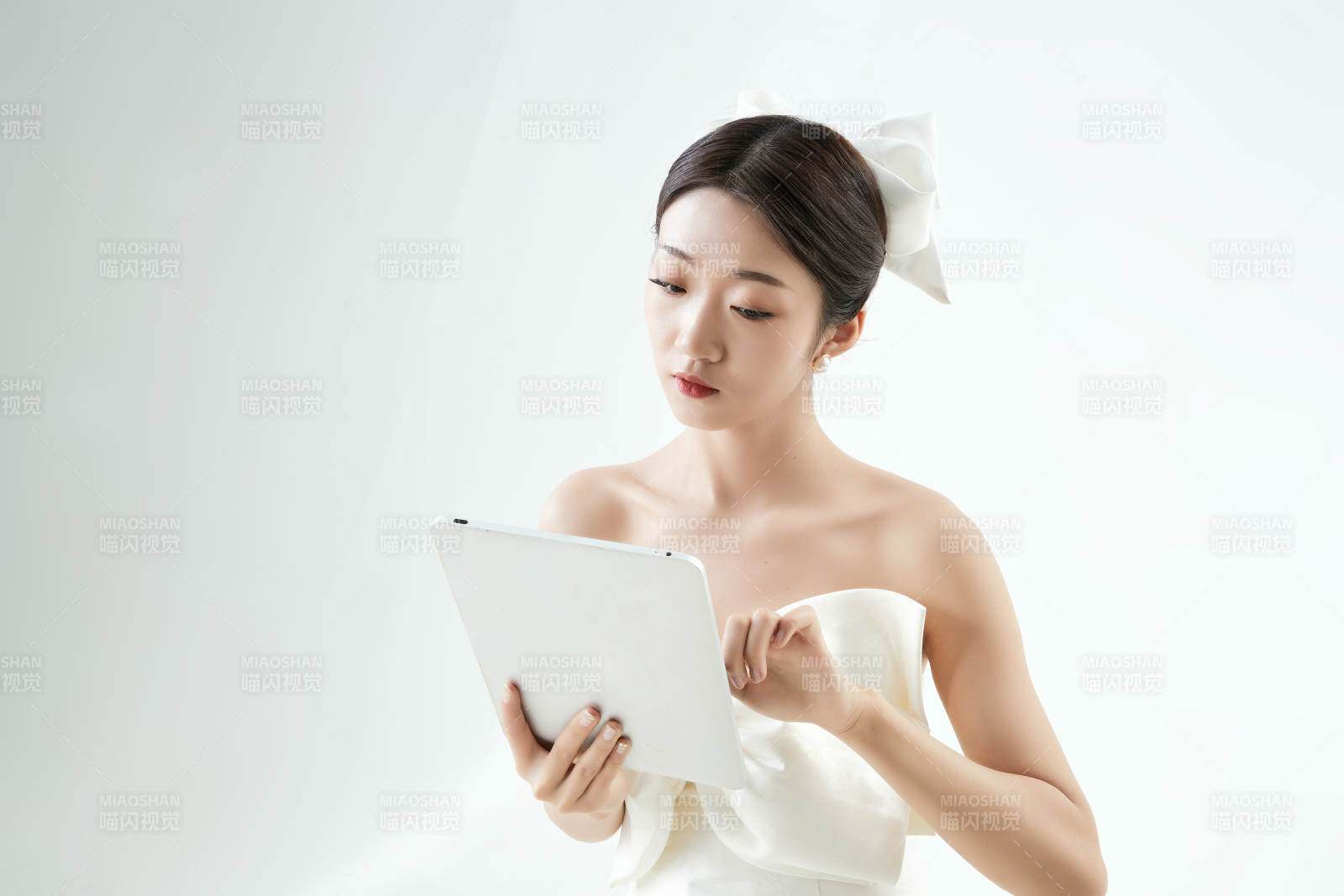 沉浸在网络恋爱世界的亚洲女性图片