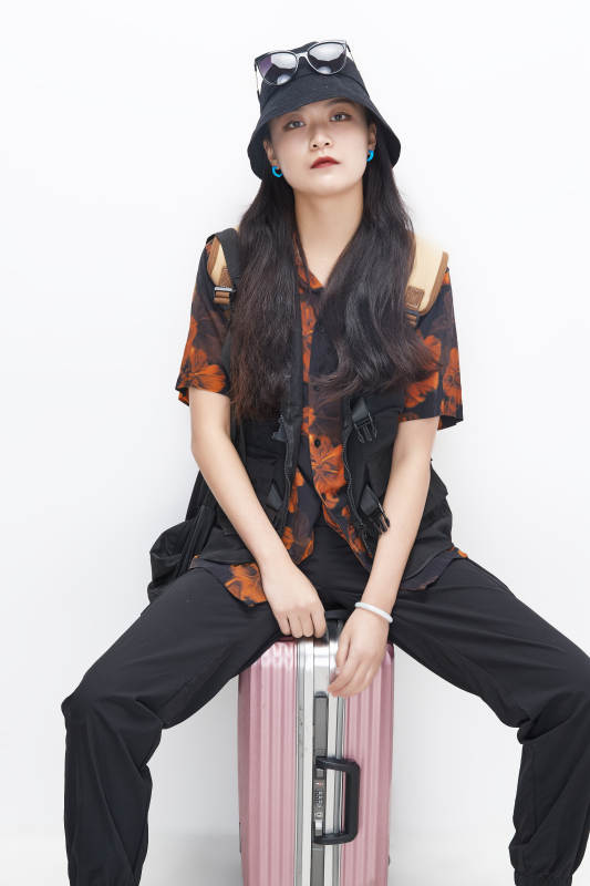 白色背景下准备出发旅行的美丽东方女大学生图片