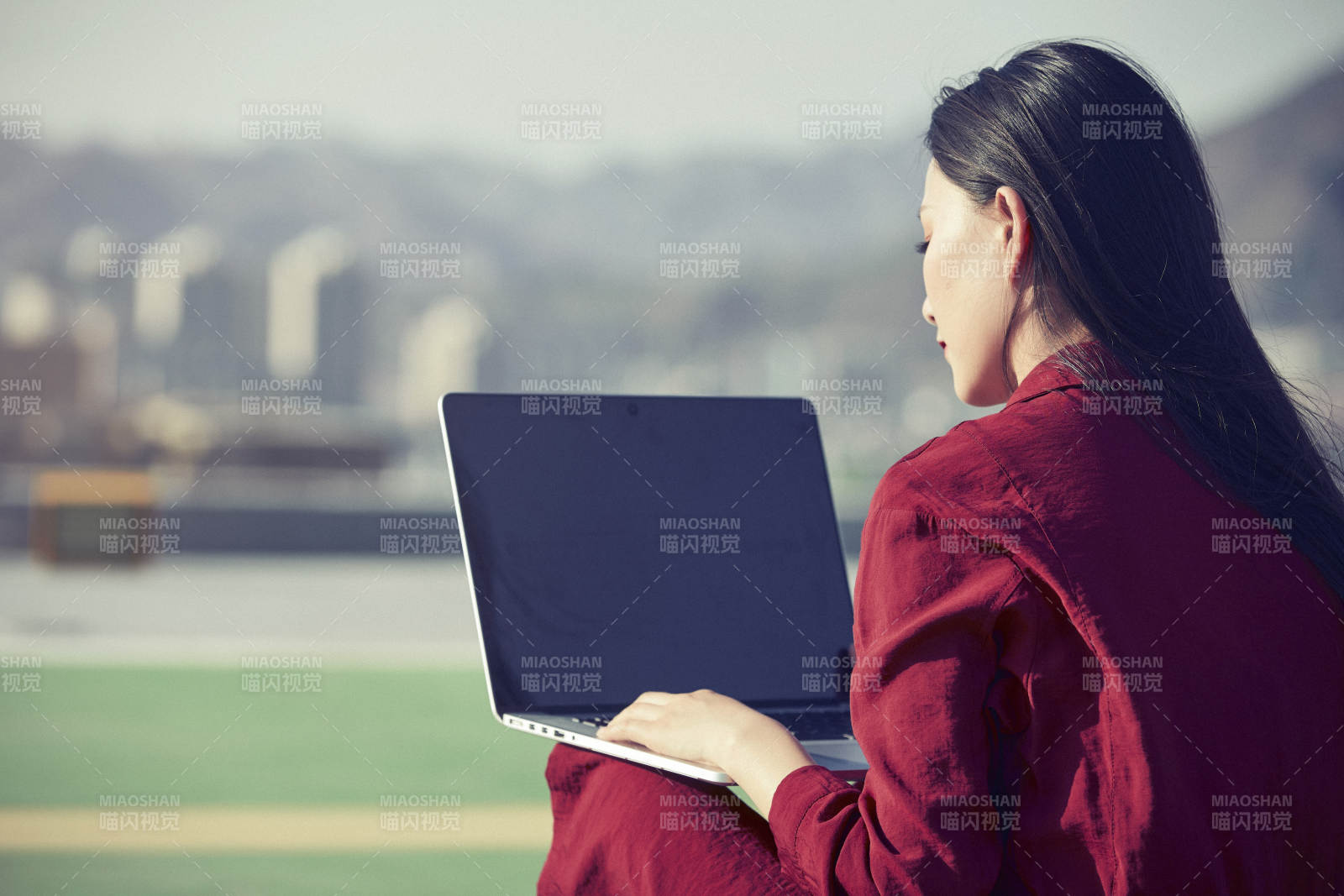 亚洲商务年轻女性在楼顶停机坪使用电脑办公图片