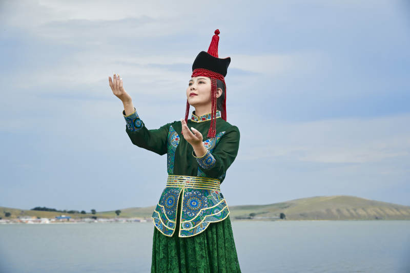 草原上身穿豪华蒙古族服饰的蒙族少女图片