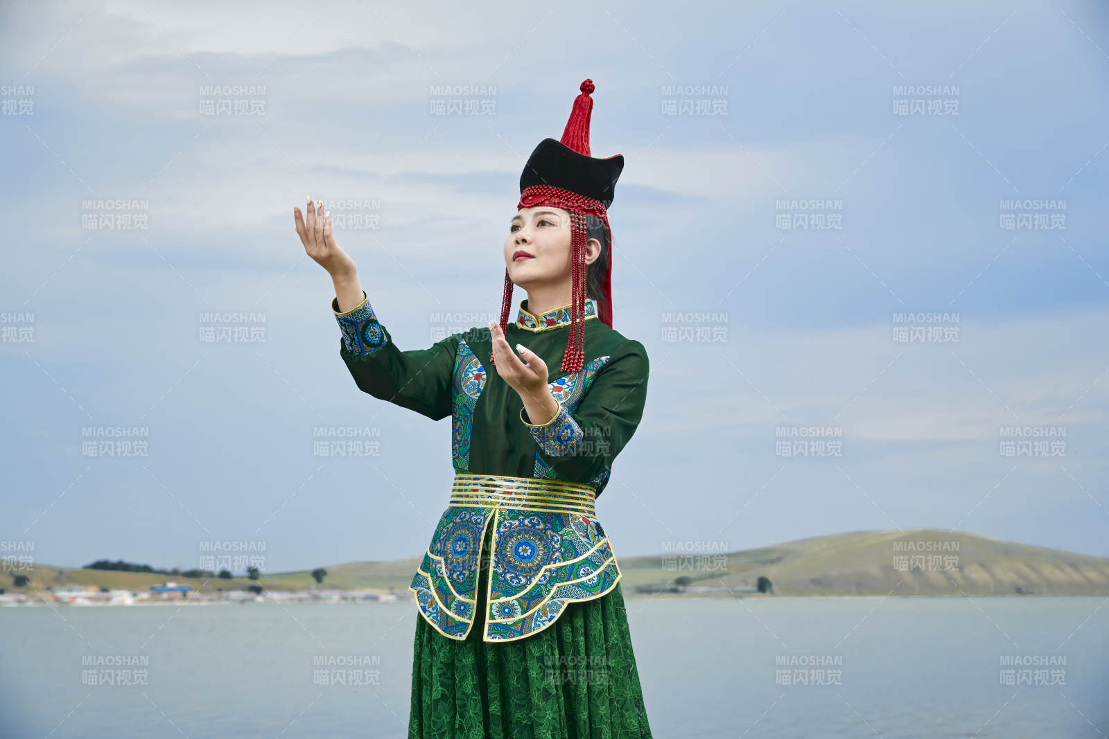 草原上身穿豪华蒙古族服饰的蒙族少女图片