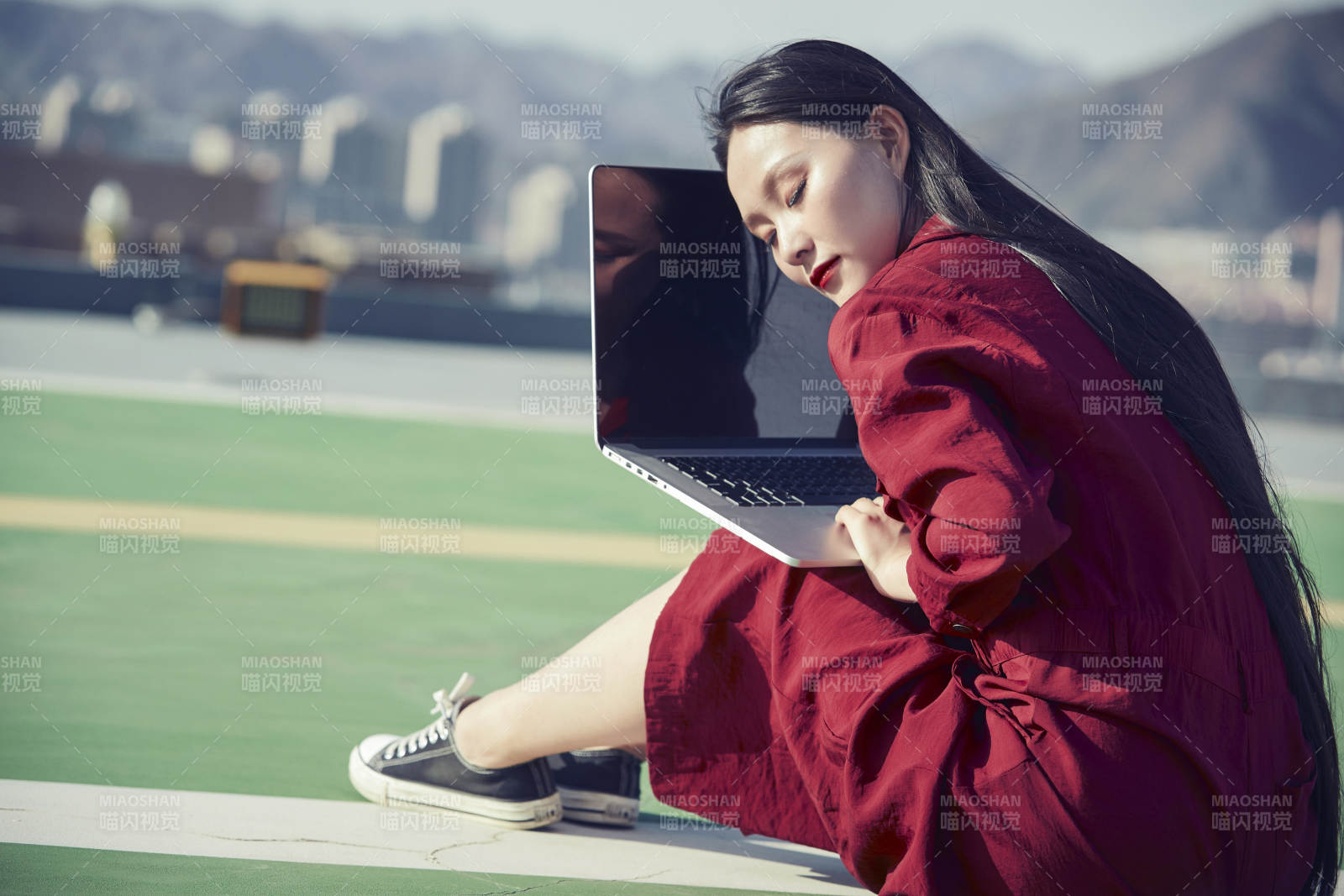 亚洲商务年轻女性在楼顶停机坪使用电脑办公图片