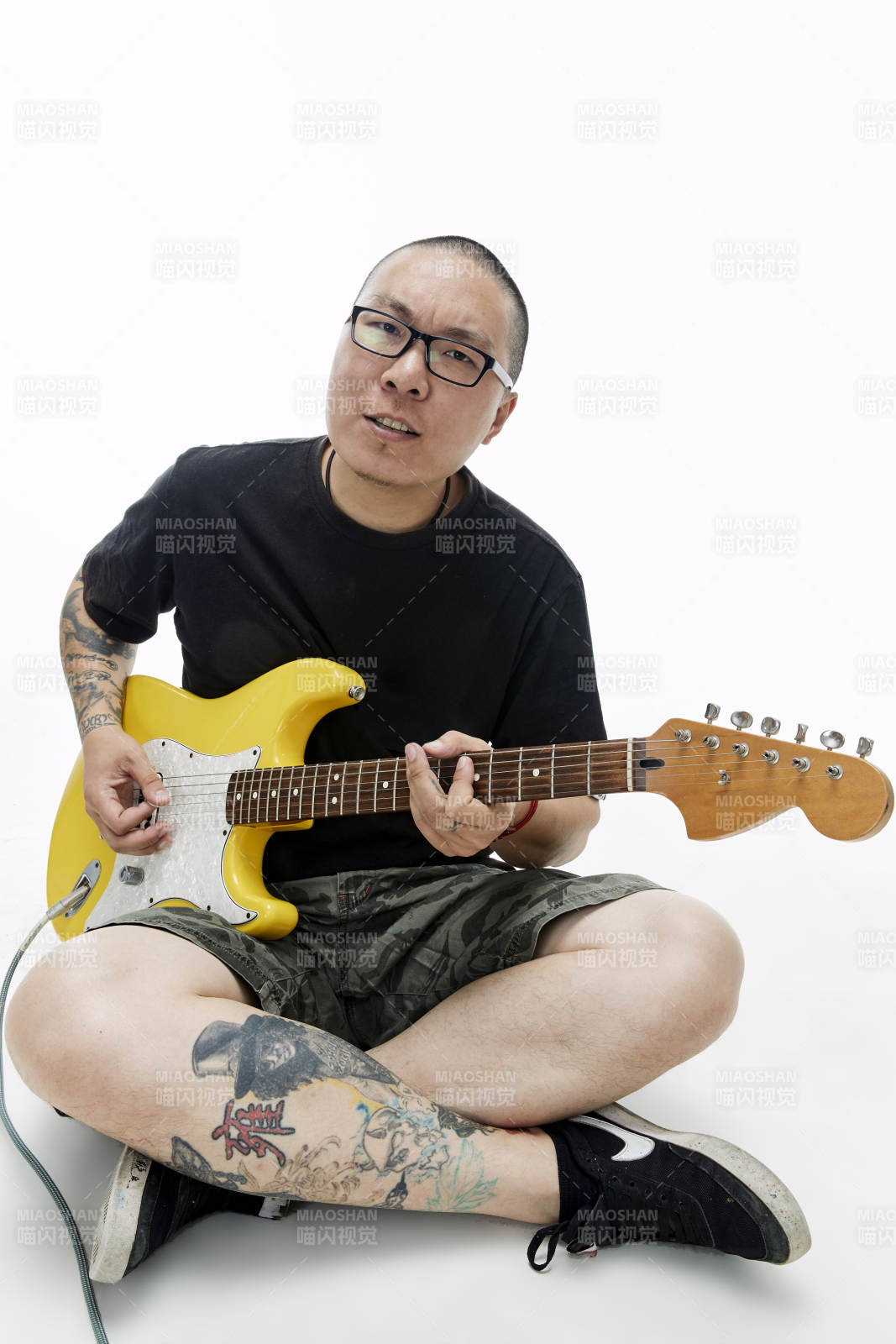 手持电吉他展示演奏的亚洲男性摇滚乐手人像图片