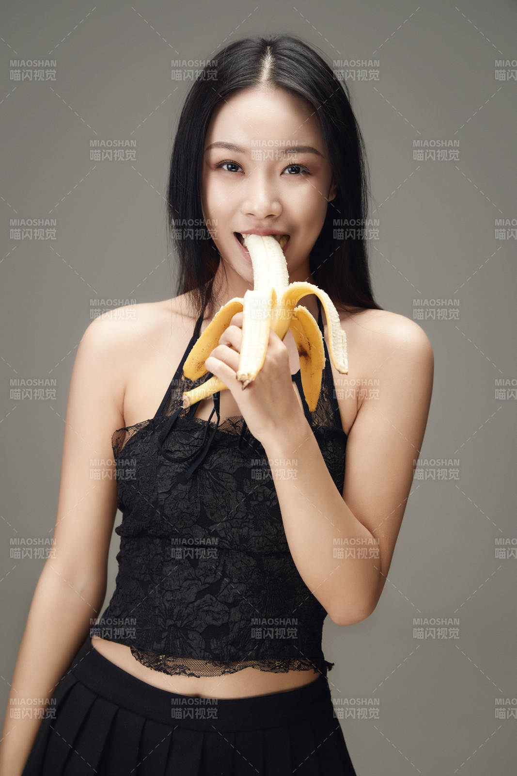 吃水果的亚洲东方长发少女图片